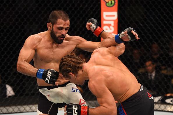 Urijah Faber (luvas vermelhas) venceu Frankie Saenz por decisão unânime