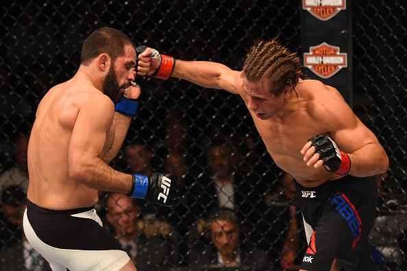 Urijah Faber (luvas vermelhas) venceu Frankie Saenz por decisão unânime