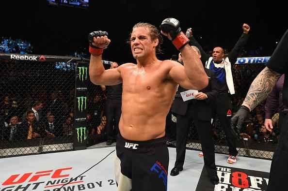 Urijah Faber (luvas vermelhas) venceu Frankie Saenz por decisão unânime