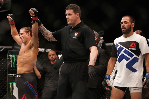 Urijah Faber (luvas vermelhas) venceu Frankie Saenz por decisão unânime