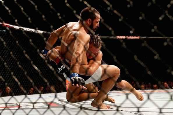 Urijah Faber (luvas vermelhas) venceu Frankie Saenz por decisão unânime