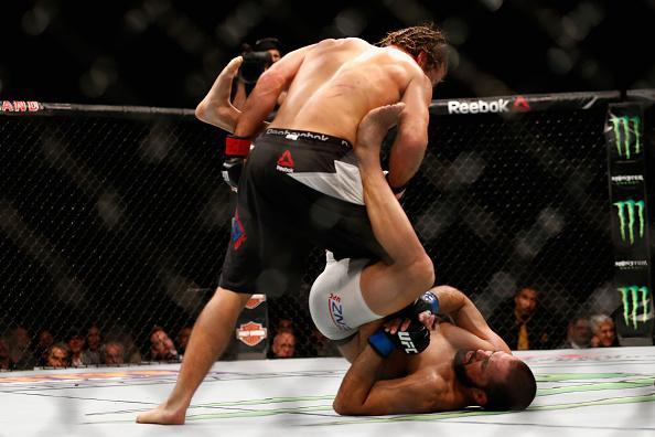 Urijah Faber (luvas vermelhas) venceu Frankie Saenz por decisão unânime