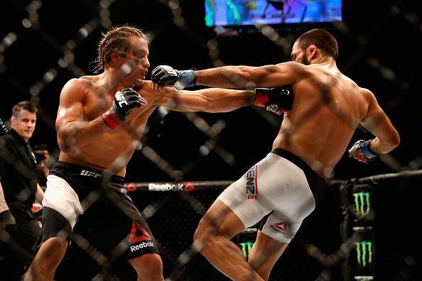 Urijah Faber (luvas vermelhas) venceu Frankie Saenz por decisão unânime