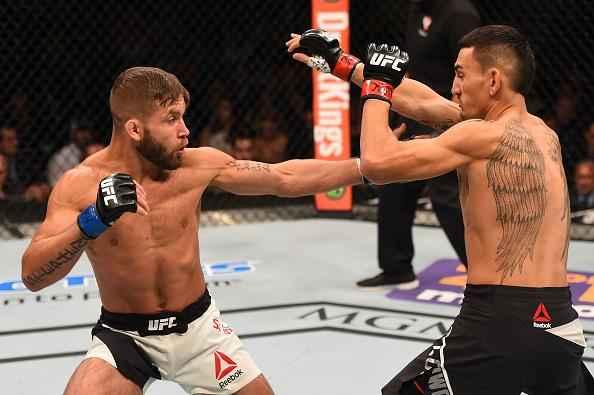 Max Hollaway (luvas vermelhas) venceu Jeremy Stephens por decisão unânime