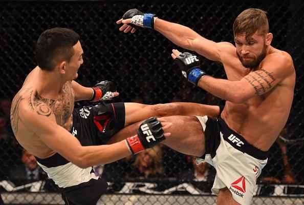 Max Hollaway (luvas vermelhas) venceu Jeremy Stephens por decisão unânime