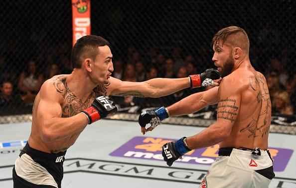 Max Hollaway (luvas vermelhas) venceu Jeremy Stephens por decisão unânime