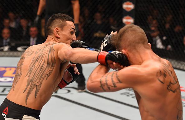Max Hollaway (luvas vermelhas) venceu Jeremy Stephens por decisão unânime