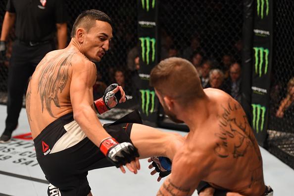 Max Hollaway (luvas vermelhas) venceu Jeremy Stephens por decisão unânime