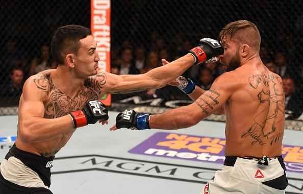 Max Hollaway (luvas vermelhas) venceu Jeremy Stephens por decisão unânime
