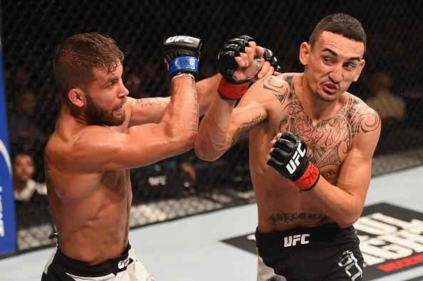 Max Hollaway (luvas vermelhas) venceu Jeremy Stephens por decisão unânime