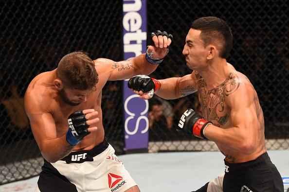 Max Hollaway (luvas vermelhas) venceu Jeremy Stephens por decisão unânime