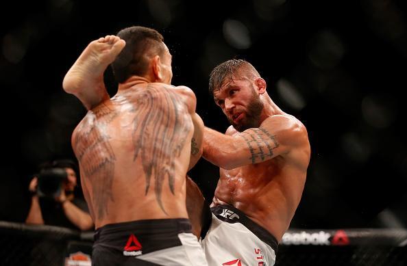 Max Hollaway (luvas vermelhas) venceu Jeremy Stephens por decisão unânime