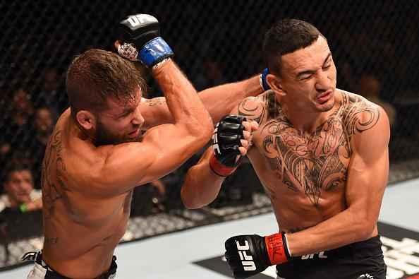 Max Hollaway (luvas vermelhas) venceu Jeremy Stephens por decisão unânime