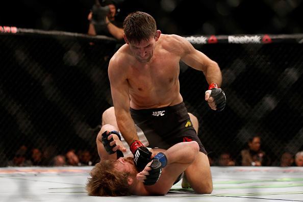 Demian Maia (luvas vermelhas) venceu Gunnar Nelson por decisão unânime