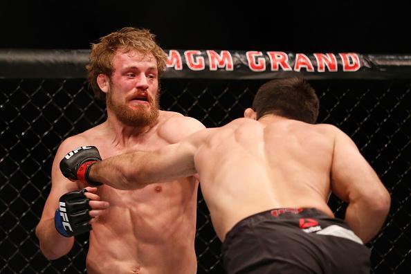 Demian Maia (luvas vermelhas) venceu Gunnar Nelson por decisão unânime