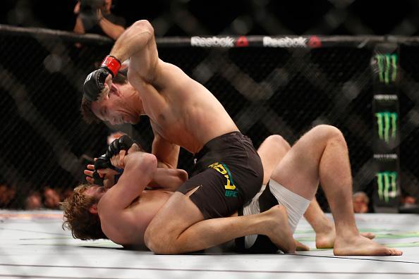 Demian Maia (luvas vermelhas) venceu Gunnar Nelson por decisão unânime
