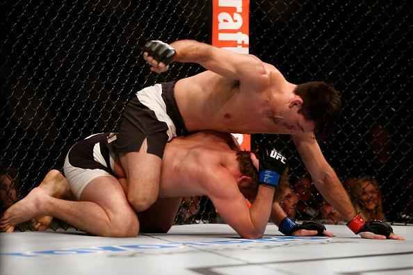 Demian Maia (luvas vermelhas) venceu Gunnar Nelson por decisão unânime