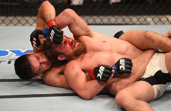 Demian Maia (luvas vermelhas) venceu Gunnar Nelson por decisão unânime