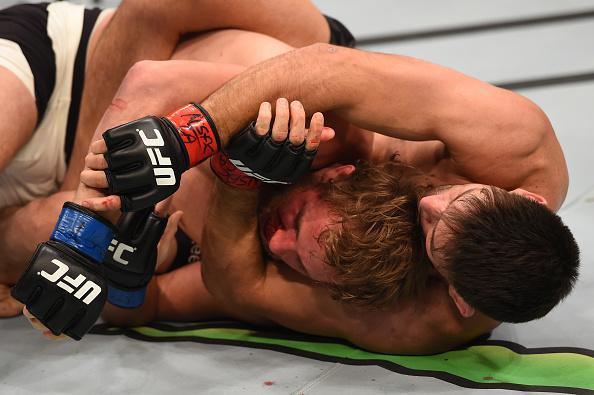 Demian Maia (luvas vermelhas) venceu Gunnar Nelson por decisão unânime