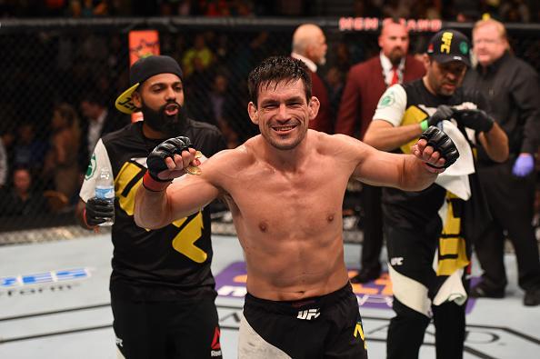 Demian Maia (luvas vermelhas) venceu Gunnar Nelson por decisão unânime