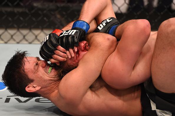 Demian Maia (luvas vermelhas) venceu Gunnar Nelson por decisão unânime