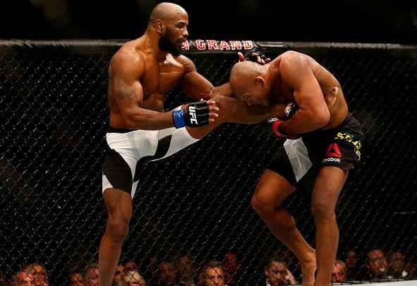 Yoel Romero (luvas azuis) venceu Ronaldo Jacaré por decisão dividida