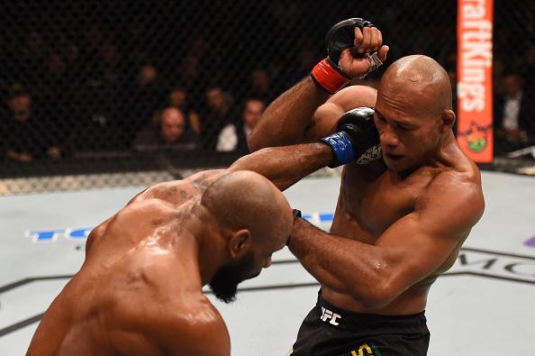 Yoel Romero (luvas azuis) venceu Ronaldo Jacaré por decisão dividida