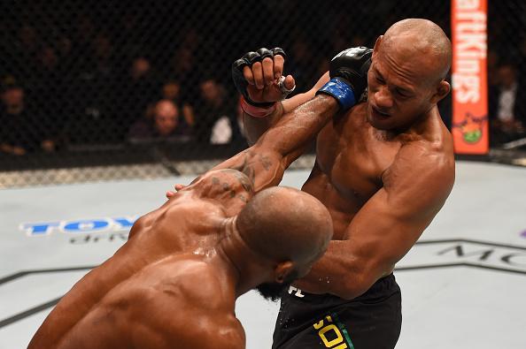 Yoel Romero (luvas azuis) venceu Ronaldo Jacaré por decisão dividida