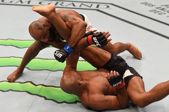 Yoel Romero (luvas azuis) venceu Ronaldo Jacaré por decisão dividida