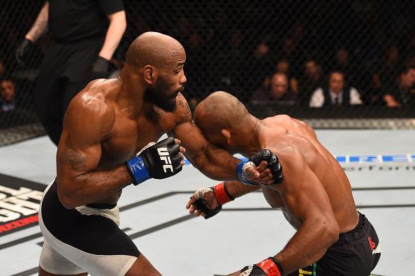 Yoel Romero (luvas azuis) venceu Ronaldo Jacaré por decisão dividida