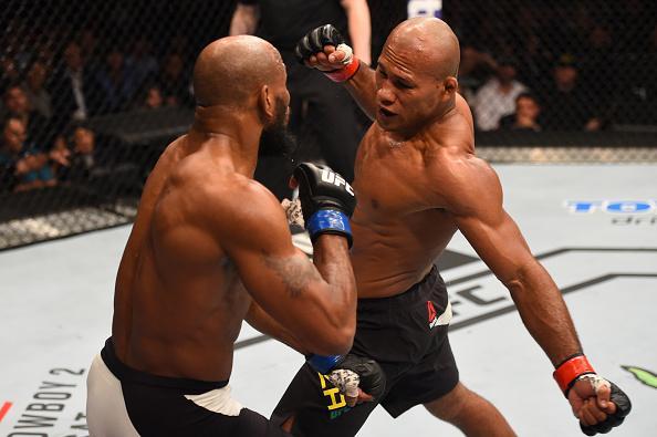 Yoel Romero (luvas azuis) venceu Ronaldo Jacaré por decisão dividida
