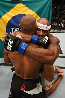 Yoel Romero (luvas azuis) venceu Ronaldo Jacaré por decisão dividida