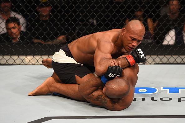 Yoel Romero (luvas azuis) venceu Ronaldo Jacaré por decisão dividida