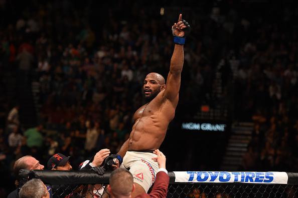 Yoel Romero (luvas azuis) venceu Ronaldo Jacaré por decisão dividida