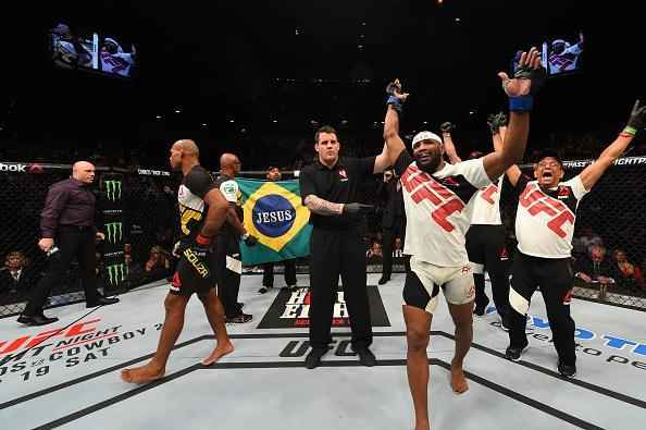 Yoel Romero (luvas azuis) venceu Ronaldo Jacaré por decisão dividida