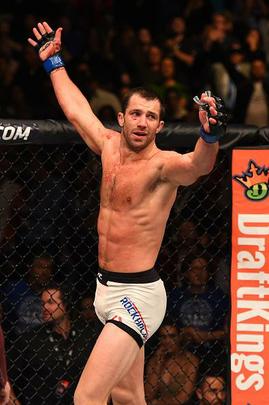 Luke Rockhold (luvas azuis) venceu Chris Weidman por nocaute técnico no quarto round e conquistou o cinturão dos médios do UFC