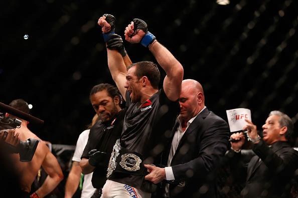 Luke Rockhold (luvas azuis) venceu Chris Weidman por nocaute técnico no quarto round e conquistou o cinturão dos médios do UFC
