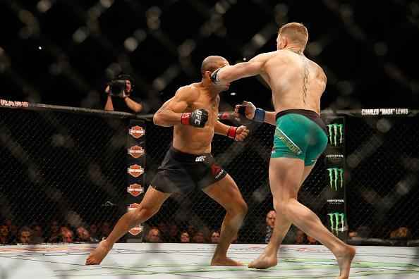 Conor McGregor (luvas azuis) venceu José Aldo por nocaute aos 13 segundos e conquistou o cinturão dos penas do UFC