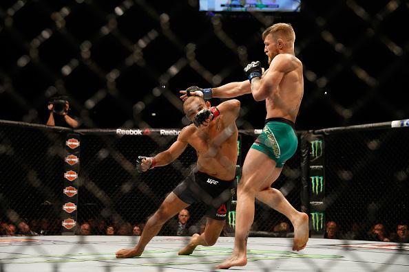 Conor McGregor (luvas azuis) venceu José Aldo por nocaute aos 13 segundos e conquistou o cinturão dos penas do UFC