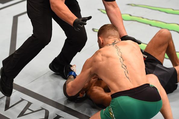 Conor McGregor (luvas azuis) venceu José Aldo por nocaute aos 13 segundos e conquistou o cinturão dos penas do UFC