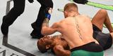 Conor McGregor (luvas azuis) venceu Jos Aldo por nocaute aos 13 segundos e conquistou o cinturo dos penas do UFC
