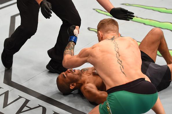 Conor McGregor (luvas azuis) venceu José Aldo por nocaute aos 13 segundos e conquistou o cinturão dos penas do UFC