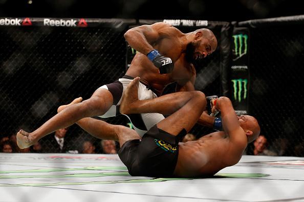 Imagens da polmica derrota de Ronaldo Jacar no UFC 194