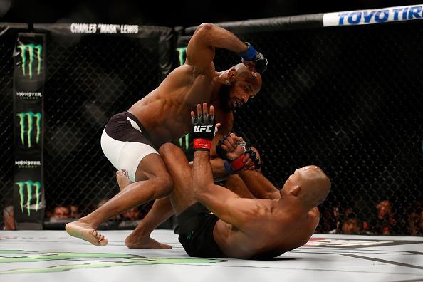Imagens da polmica derrota de Ronaldo Jacar no UFC 194
