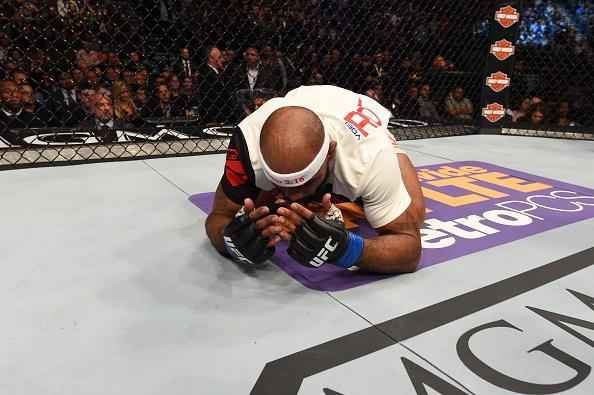 Imagens da polmica derrota de Ronaldo Jacar no UFC 194