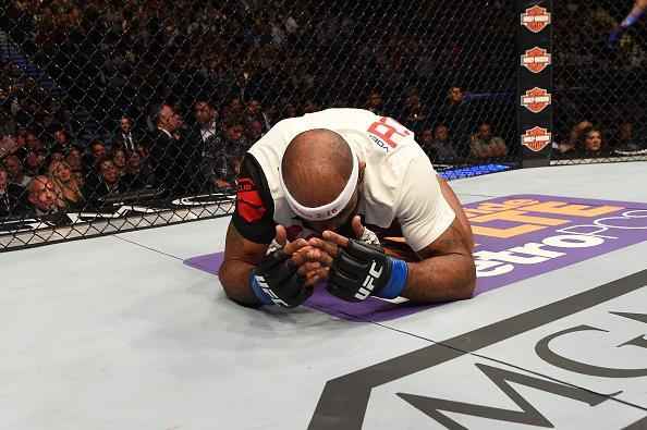 Imagens da polmica derrota de Ronaldo Jacar no UFC 194