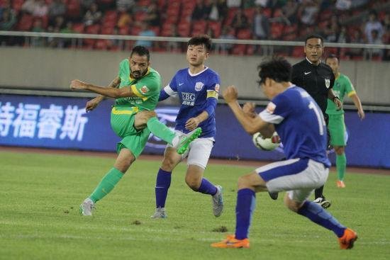 Fotos de Anselmo Ramon com a camisa do Hangzhou Greentown