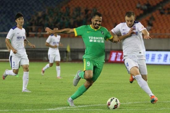 Fotos de Anselmo Ramon com a camisa do Hangzhou Greentown