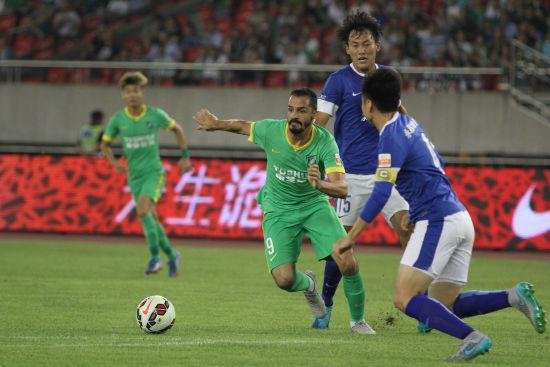 Fotos de Anselmo Ramon com a camisa do Hangzhou Greentown