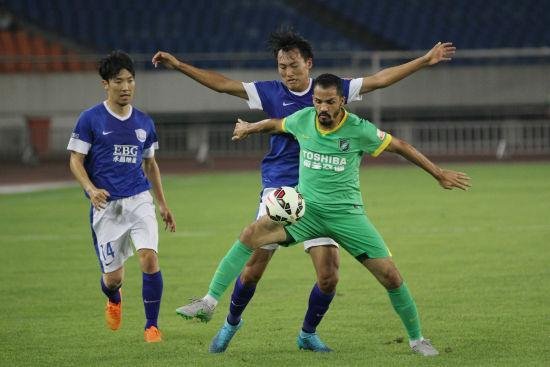 Fotos de Anselmo Ramon com a camisa do Hangzhou Greentown
